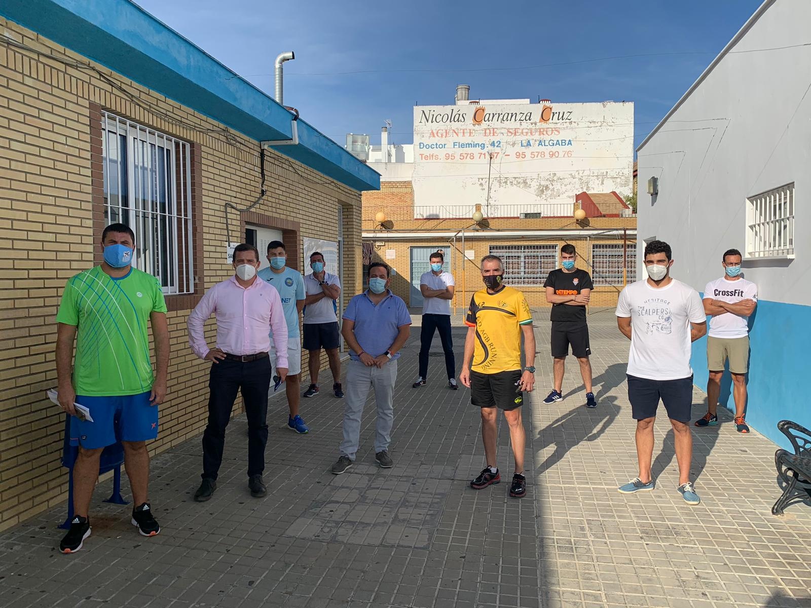 autoridades municipales y representantes de clubes deportivos locales